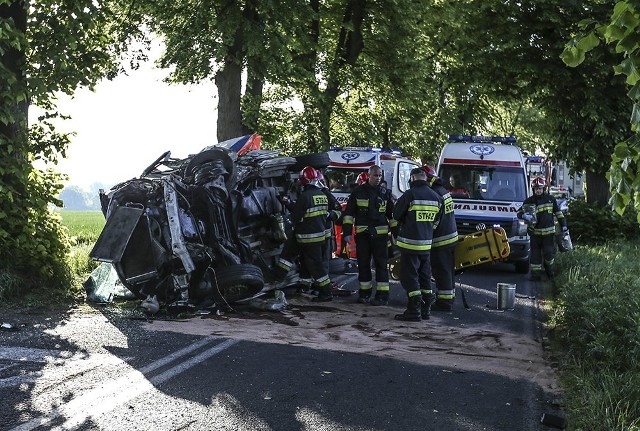 Do wypadku karetki, w którym zginął strażak, doszło na trasie Sulechów - Kije.