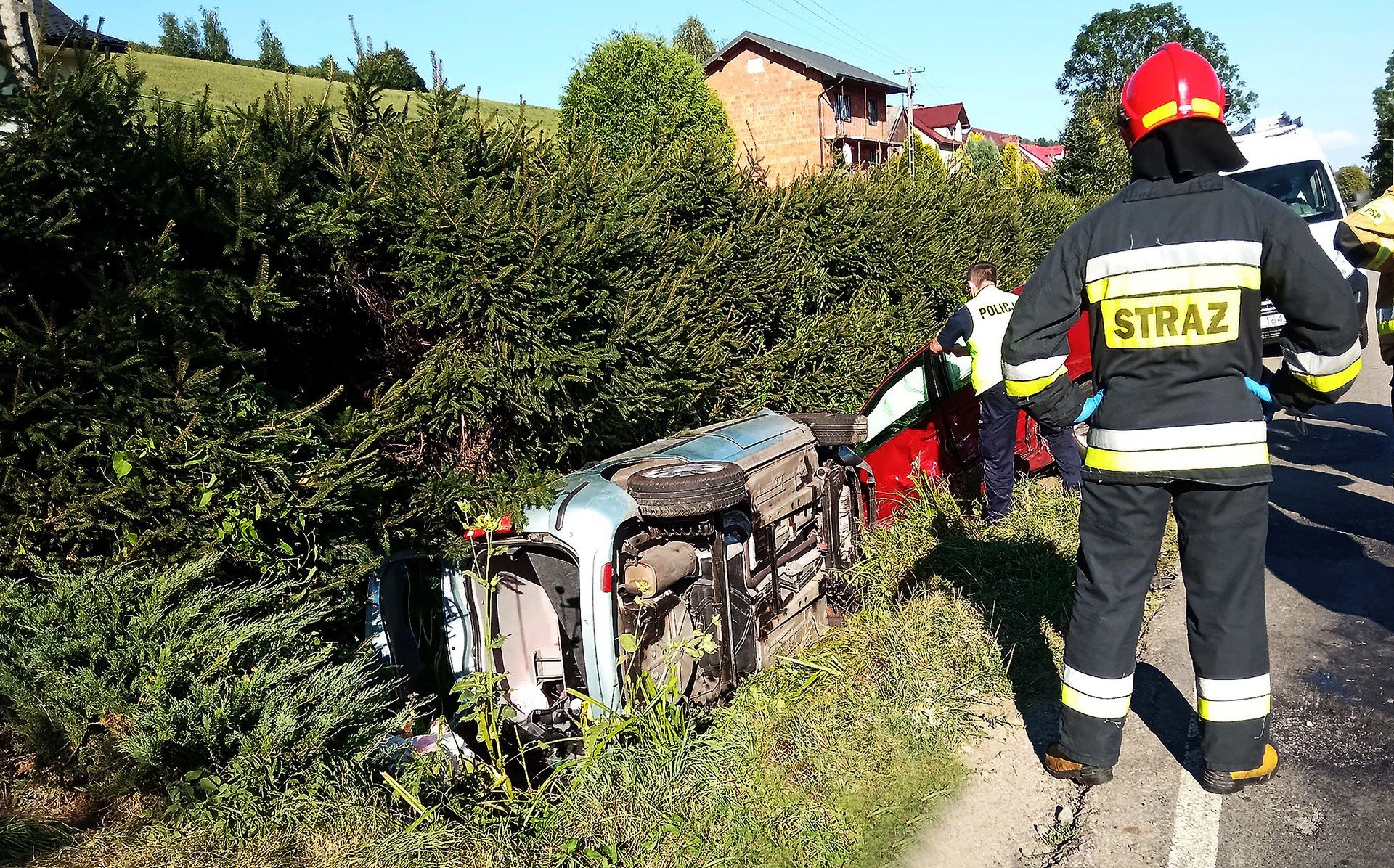 Niecew. Dwa rozbite auta w przydrożnym rowie. Trzy ranne osoby w szpitalu |  Gazeta Krakowska