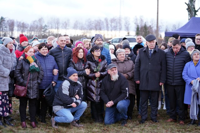 Dzisiejsze (19.12.2021 r.) spotkanie w podmiasteckim Dolsku było podziękowaniem dla Renaty Kiempy, odwołanej prezes Szpitala Miejskiego w Miastku. Zorganizowane przez aktywnych mieszkańców gminy Miastko, m.in. Agnieszkę Szadkowską, sołtys Dolska, którzy nie zgadzają się na taką zmianę.