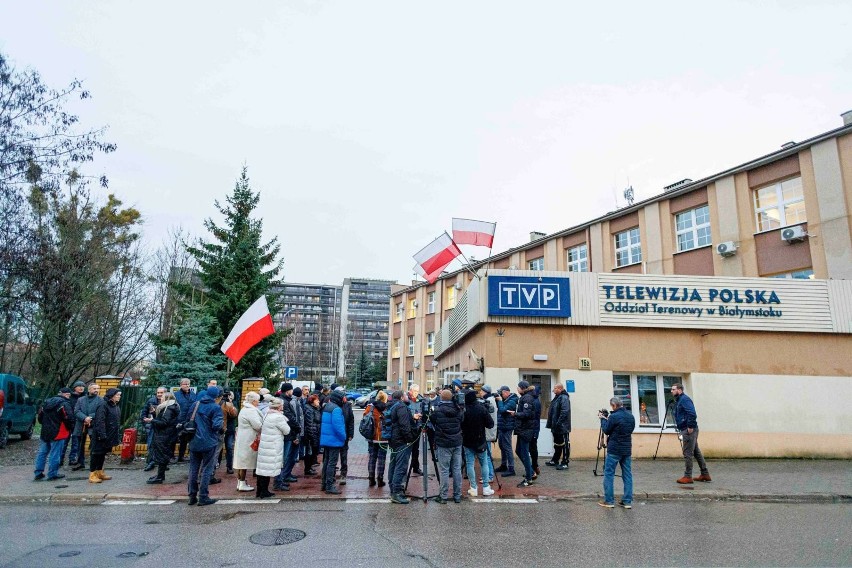 Protest przed siedzibą TVP 3 Białystok. Pojawił się były wiceminister Adam  Andruszkiewicz | Kurier Poranny