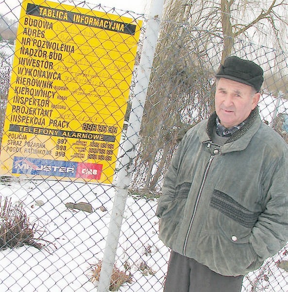 - Dom ma 110 metrów kwadratowych. Mamy pozwolenie jego budowę - zapewnia Jan Wielechowski, którego syn buduje dom mieszkalny przy ul. Polnej.