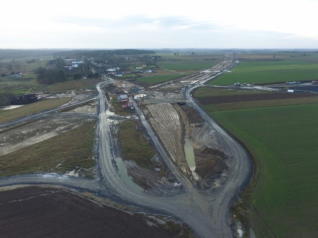 W naszym regionie trwa realizacja drogi ekspresowej S6. Zobaczcie zdjęcia z prac prowadzonych na odcinku Kiełpino - Kołobrzeg Zachód.Zobacz także Droga S6. Rozpoczęcie budowy odcinka na trasie Goleniów- Koszalin