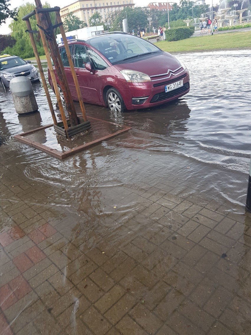 Gwałtowna ulewa nad Gdynią 06.08.2019. Strażacy walczą ze skutkami obfitych opadów. Trwa wypompowywanie wody!