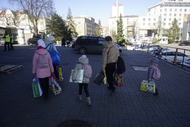 Buty, ubrania, kosmetyki, wyprawka szkolna, ale i wiele więcej. Od 2 marca na powierzchni ponad 3,6 tys. mkw działa magazyn darów dla ukraińskich obywateli. Zebrane przedmioty będą następnie przewiezione dalej. Jednak korzystać z nich mogą także uchodźcy, którzy przyjechali do Poznania. 