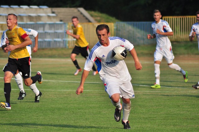 Piłkarze Sokoła Nisko (białe stroje) mają powody do radości, bo w sobotę pokonali 1:0 Crasnovie Krasne.