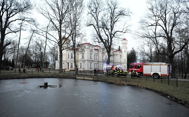 W sobotę około godz. 16, straż pożarna otrzymała zgłoszenie, że do stawu na terenie Państwowej Wyższej Szkoły Wschodnioeuropejskiej w Przemyślu wpadł mężczyzna.