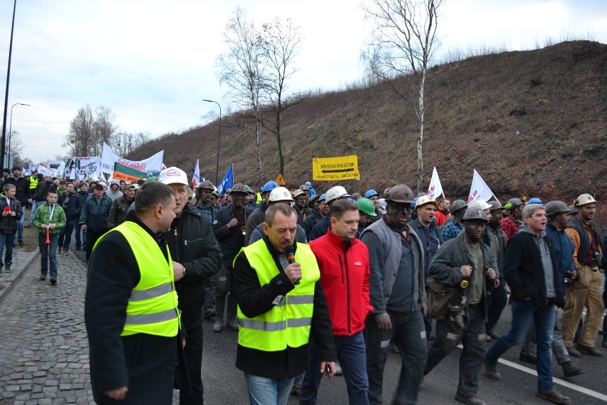 Strajk w Gliwicach: Tysiące ludzi wyszły na ulice miasta [NOWE ZDJĘCIA, RELACJA]