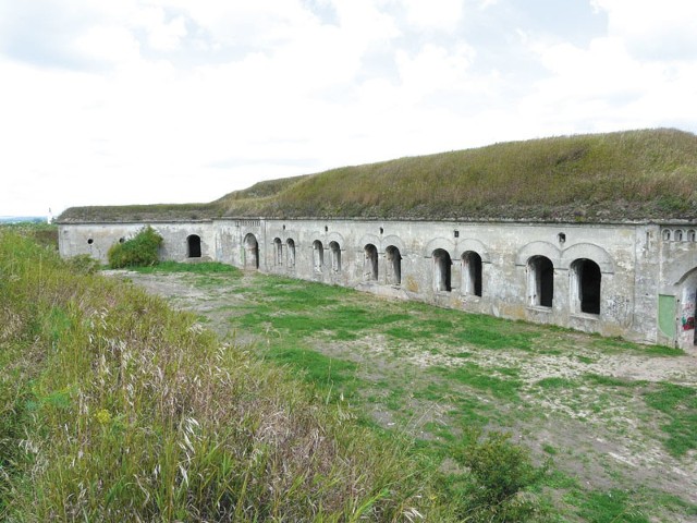 Koszary I fortu w pasie umocnień w Piątnicy, w okolicach Łomży. Na początku XX wieku stacjonowały tu wojska carskie.