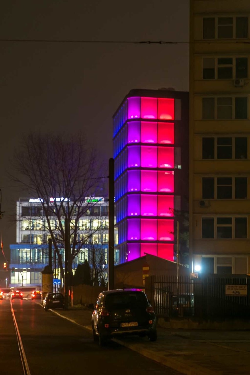 Kraków. Świecący biurowiec przy ul. Wadowickiej [ZDJĘCIA]