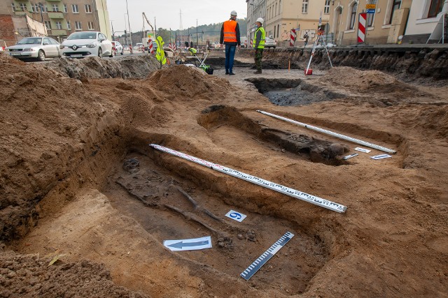 Prace przy przebudowie teatru kameralnego i ulicy Kujawskiej przyniosły wiele znalezisk archeologicznych - od epoki kamienia i kultury łużyckiej, przez średniowiecze po nowożytność. Natknięto się na średniowieczny miecz i pochówki.