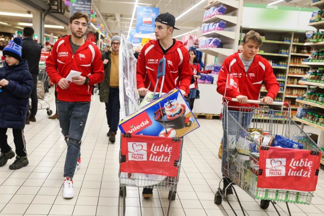 Dawid Musioł, Łukasz Kamiński i Igor Augustyniak zawodnicy Comarch Cracovii robili świąteczne zakupy