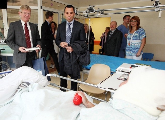 Ambasador Królestwa Norwegii J.E. Karsten Klepsvik (pierwszy z lewej) przywiózł pacjentom z Centrum Leczenia i Oparzeń dla Dzieci i Młodzieży w szpitalu w Zdrojach drobne upominki. 