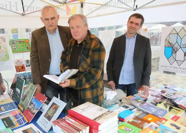Leszek Dziedzic, Krzysztof Lorek i Artur Kornacki zachęcali do kupowania publikacji poświęconych zabytkom Kielc i regionu.