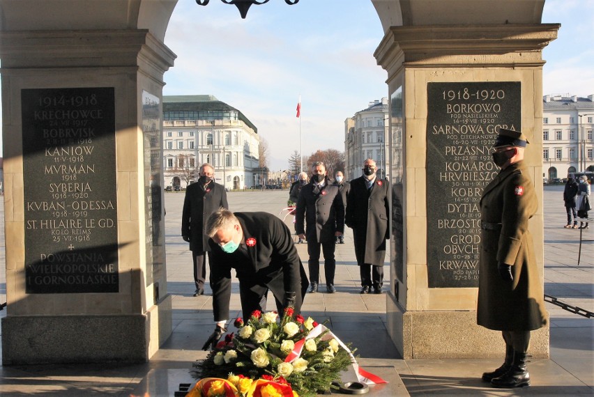 Poznańska delegacja tradycyjnie złożyła kwiaty przed Grobem...