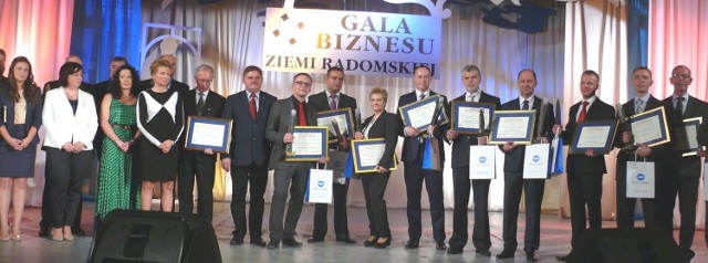 Nagrodzeni laureaci konkursu w towarzystwie organizatorów i przedstawicieli władz samorządowych.