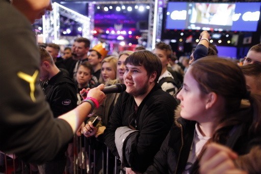 Finały IEM w Katowicach. W ubiegłym roku finały Intel Extreme Masters w Katowicach pobiły rekordy ESL. Było to jedno z najchętniej oglądanych wydarzeń e-sportowych w historii, które przyciągnęło przed ekrany ponad 34 miliony unikalnych oglądających, a w najlepszym momencie zmagania oglądało ponad 2 miliony osób jednocześnie. Jak będzie w tym roku? Prognozy są obiecujące. Zobaczcie, co działo się podczas Finałów IEM 2017 w piątkowy wieczór.