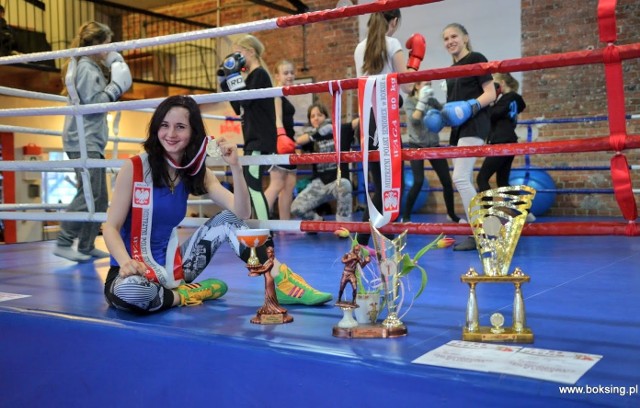 Adriana Marczewska prezentuje trofea przywiezione z mistrzostw Polski w boksie kobiet, które odbyły się w Grudziądzu