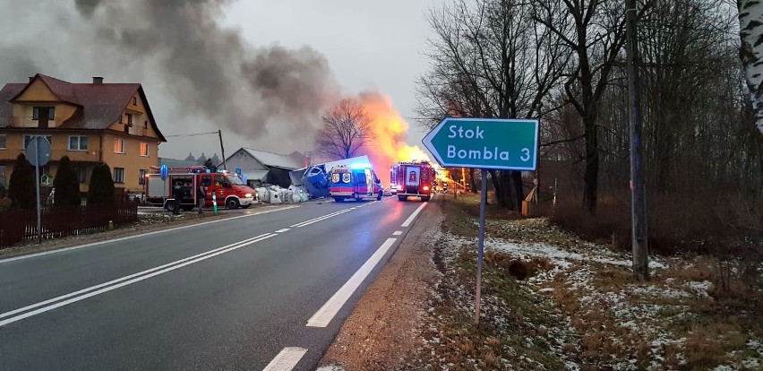 Stok. Wypadek na DK 8 Białystok - Augustów. Zderzenie dwóch ciężarówek, jedna z nich spłonęła. Nie żyje jeden z kierowców [ZDJĘCIA]