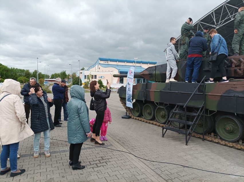 Piknik wojskowy w Ostrowi Mazowieckiej. 21.05.2022 można było obejrzeć: pojazdy, broń i sprzęt wojskowy. Zdjęcia