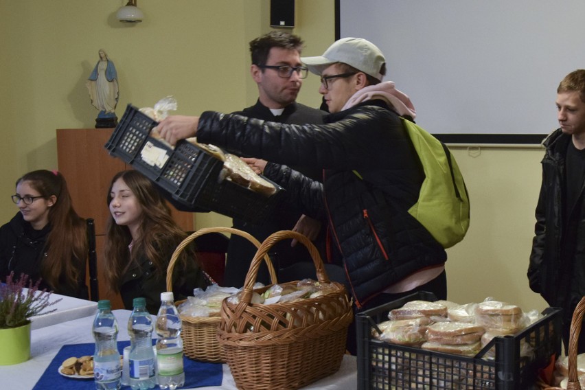 W Słupsku rozdawali kanapki i torby miłosierdzia [zdjęcia]