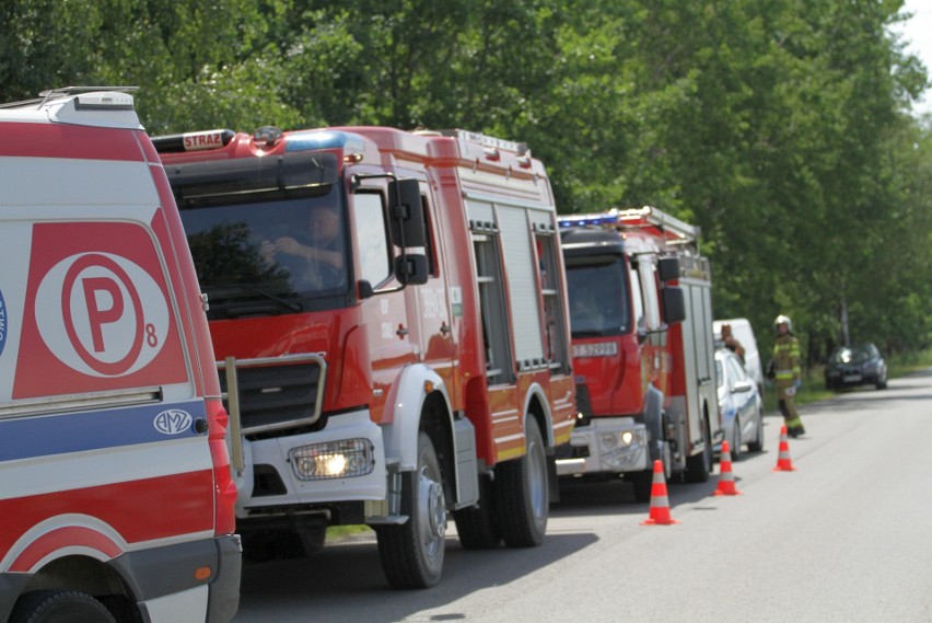 Wypadek w Stalach. Pijany rowerzysta doprowadził do zderzenia z motocyklem, ucierpiał mały pasażer. Zobacz zdjęcia