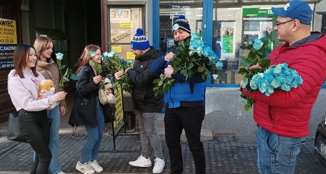 8.03.2023. Kibice Ruchu Chorzów rozdają niebiesko-białe róże z okazji Dnia Kobiet.