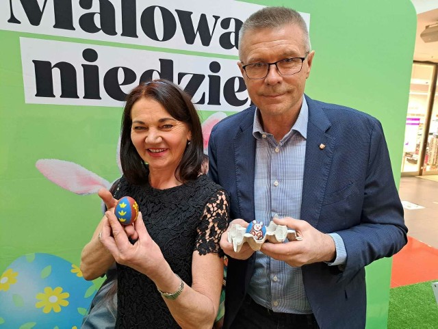 Prezydent Kielc Bogdan Wenta z żoną Iwoną. Na kolejnych zdjęciach znani na Malowanej Niedzieli