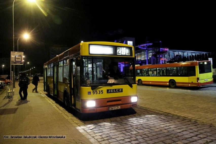 Wrocław: Autobusy nocne przeniosły się z dworca PKS pod aquapark (ZDJĘCIA)