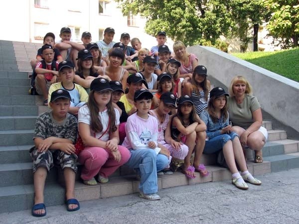 Dzieci od miasta otrzymały czapeczki z logiem Stali Mielec są miłą pamiątka jak i znakiem rozpoznawczym białoruskiej grupy.