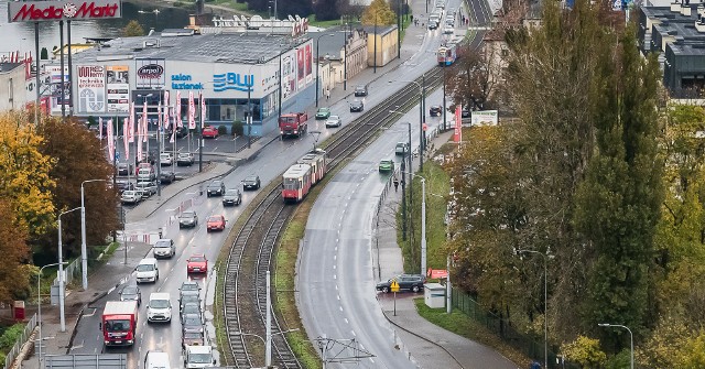 Kierowca wyjeżdżał z ulicy Łużyckiej. Stwierdził, że pojedzie na skróty