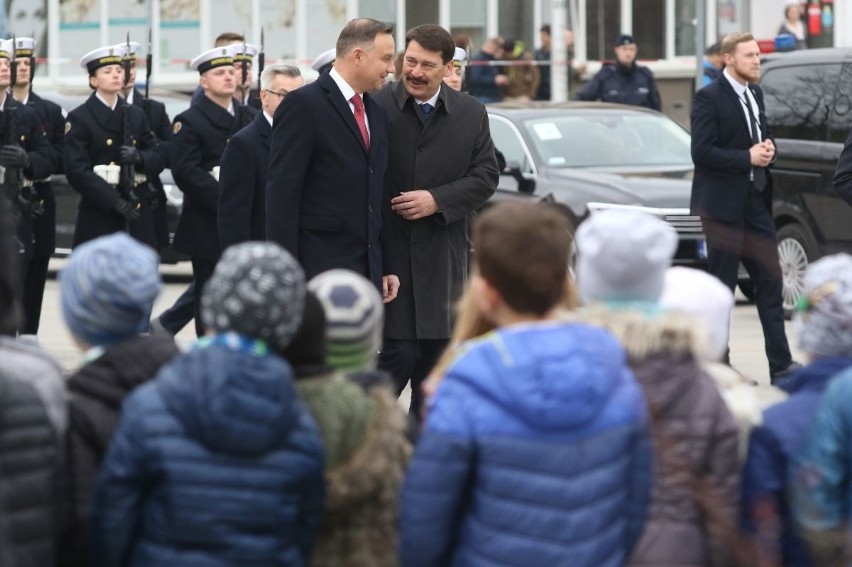 Oficjalne powitanie prezydentów Polski i Węgier na placu przed Wojewódzkim Domem Kultury w Kielcach