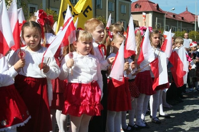 Maluchy z przedszkola numer 1 były ubrane w biało-czerwone stroje.