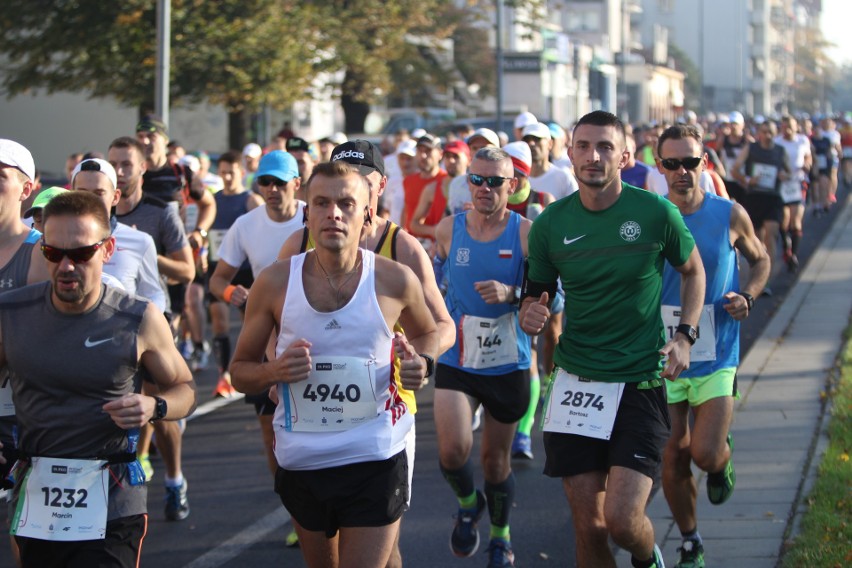 Zdjęcia z maratonu w Poznaniu 2018 - biegacze na pierwszym...