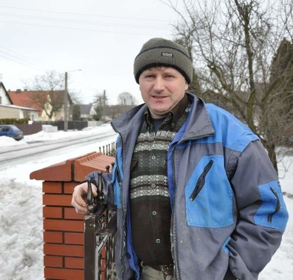 - Comiesięczne opróżnianie szamb to dla nas spory kłopot i jednocześnie wydatek - mówi Andrzej Palmer z Niwek.