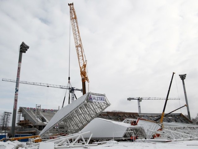 Montaż zadaszenia stadionu miejskiego w RzeszowieNowa trybuna stadionu miejskiego ma już pierwszą z dziewięciu części dachu.
