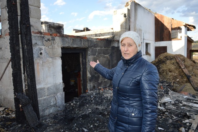 Aniela Dara ma 56 lat. Mówi, że wczoraj straciła część swojego życia. Ogień dosłownie pozbawił ją dachu nad głową. Dom budowała sama po śmierci męża, gdy została z dwójką małych dzieci