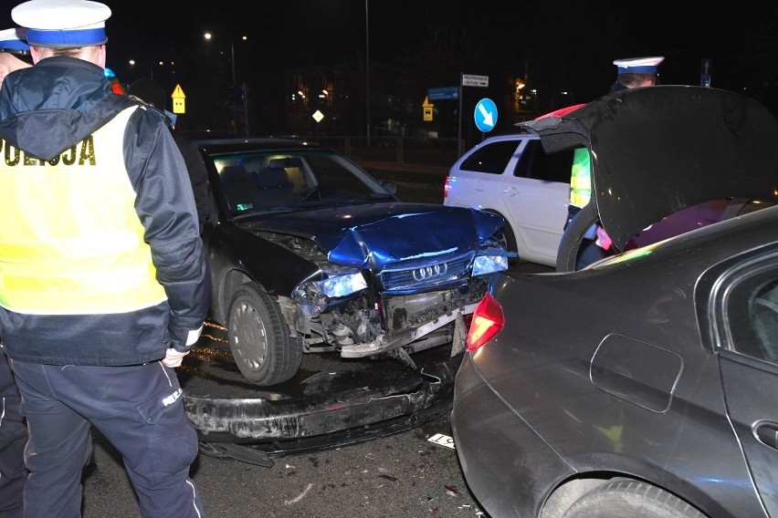 Dramatyczny wypadek w Kielcach. Rozbite policyjne bmw, dwaj policjanci i kobieta w ciąży w szpitalu (ZDJĘCIA)