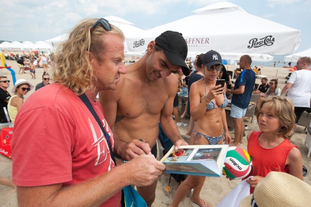 Brazylijczyk Giba w otoczeniu siatkarskich kibiców na sopockiej plaży