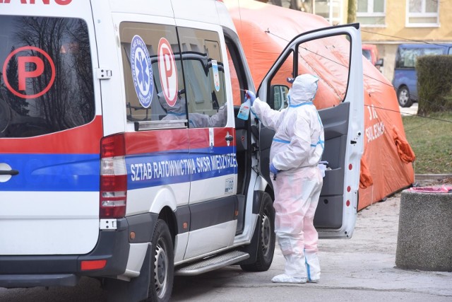 18.03.2020. zielona gora szpital uniwersytecki oddzial zakazny epidemia pandemia  koronawirus w zielonej gorze koronawirus w lubuskim lubuskie maska karetka pogotowie ambulans sztab ratownictwa dezynfekcja fot. mariusz kapala / gazeta lubuska / polska press