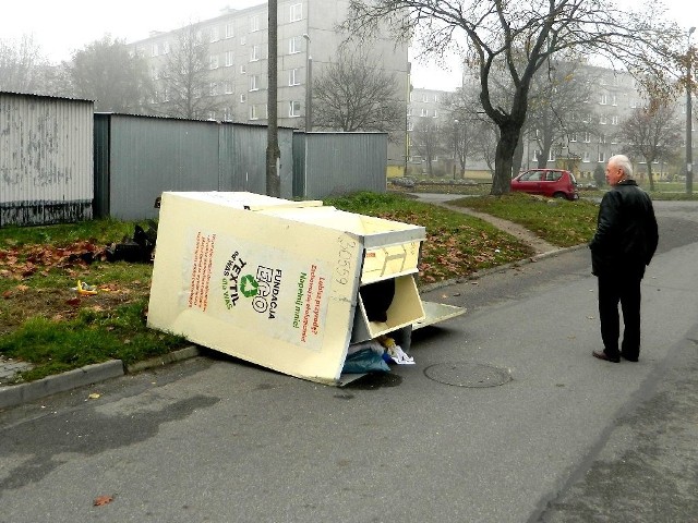 Kontenery do wyrzucania niepotrzebnej odzieży przyniosły więcej szkody niż pożytku. Na zdjęciu - Koszarowa