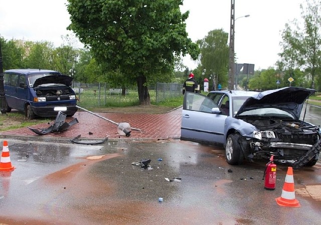 W Skarżysku zderzyły się dwa volkswageny. Trzy osoby trafiły do szpitala. 