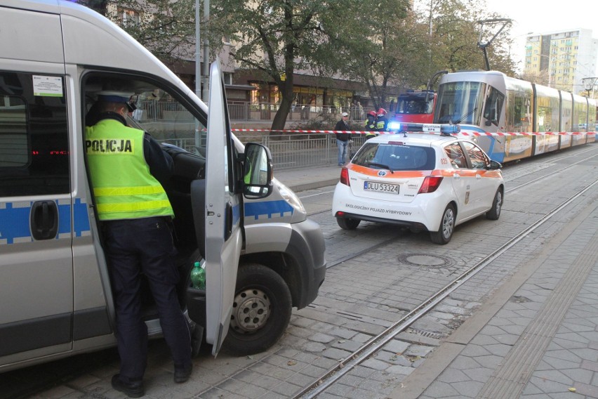 Kobieta wpadła pod tramwaj na Grabiszyńskiej [ZDJĘCIA]