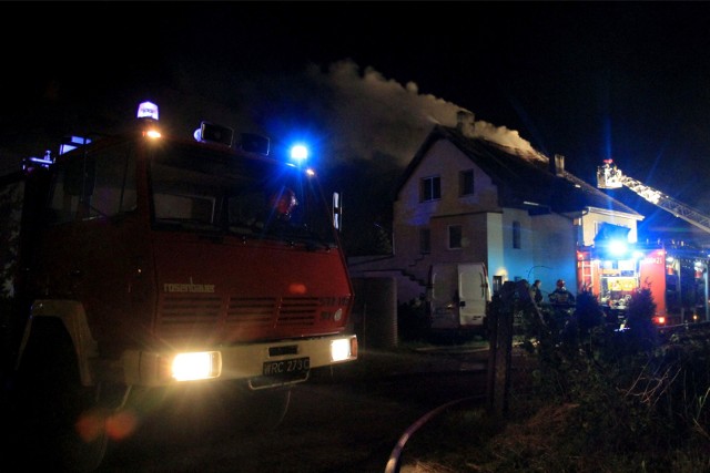 Pożar domu przy ul. Źródlanej na wrocławskich  Stabłowicach wybuchł w nocy z soboty na niedzielę (4.12.2022). Jedna osoba została ranna.