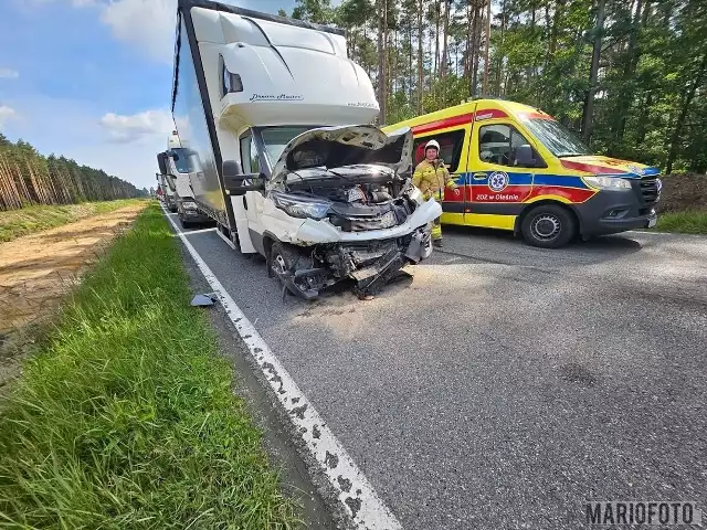 Dwie osoby zostały ranne w wypadku na DK 45 w Bierdzanach. Zderzyły się tam dwa samochody osobowe i bus.