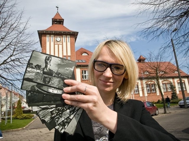 Nową kolekcję pocztówek pokazuje Magdalena Matusiak, zastępca naczelnika wydziału promocji i komunikacji społecznej w usteckim Urzędzie Miejskim. 