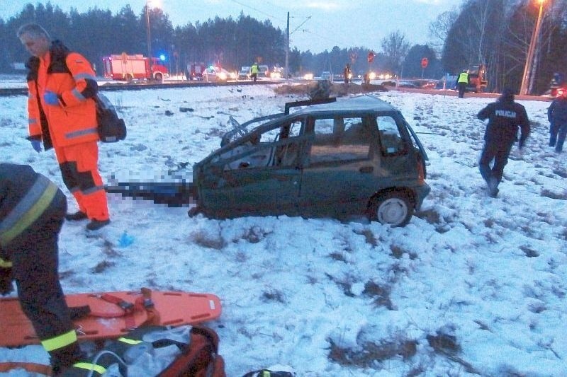 Śmiertelny wypadek. 41-letnia kobieta wjechała tico przed pociąg Ełk-Białystok (zdjęcia)