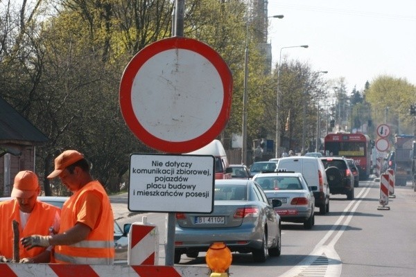 Kierowcy okazali się być mądrzejsi od urzędników. Już pierwszego dnia zignorowali zakazy. Ale i tak tworzyły się korki.