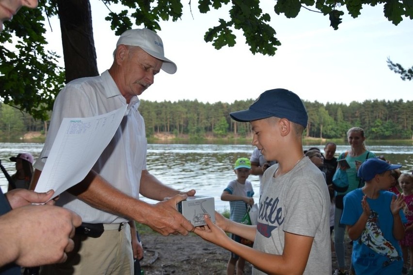 Zabawa z Wedką po raz 40! Młodzi suchedniowianie łowili ryby na Rejowie. Zobacz zdjęcia