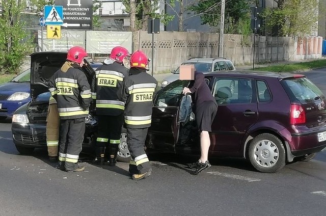 Do groźnego wypadku doszło w piątek (26 kwietnia) na Polesiu. U zbiegu ul. Solec i ul. Borowej zderzyły się dwa samochody osobowe. Interweniowały wszystkie służby. Zobacz zdjęcia z wypadku.