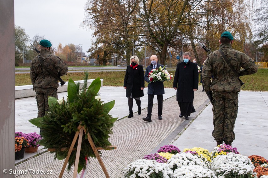 Stargard. 102. rocznica odzyskania niepodległości przez Polskę. Złożenie kwiatów pod pomnikiem patriotycznym i msza za Ojczyznę w kolegiacie
